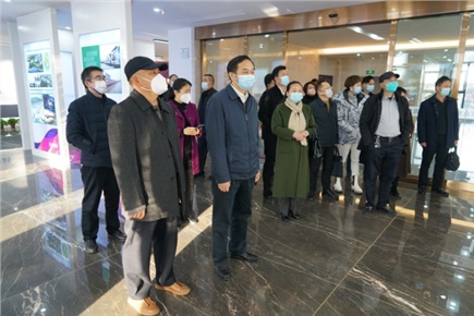 12月14日，張家界市政協黨組書記、主席歐陽斌一行來到張家界高新區(qū)萬眾實業(yè)集團有限公司，宣講黨的二十大精神